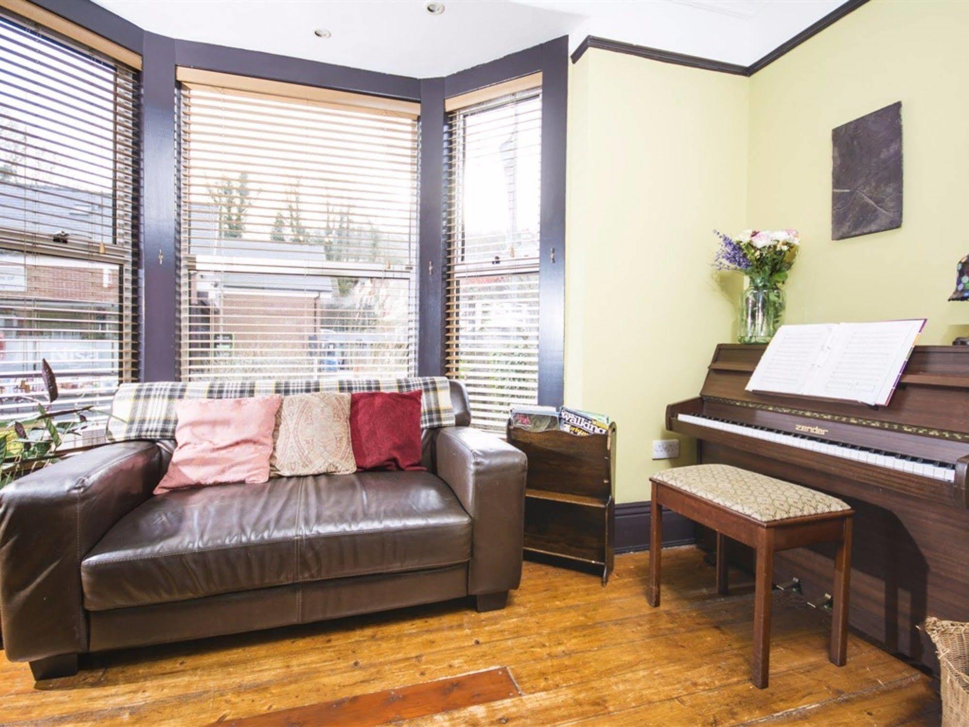 Llangollen Hostel Guest Rooms - No Dormitories - Self Catering Exteriér fotografie